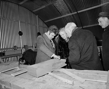 855552 Afbeelding van het bezoek van burgemeester H.J.L. Vonhoff aan het voormalige St.-Catharijneklooster (Lange ...